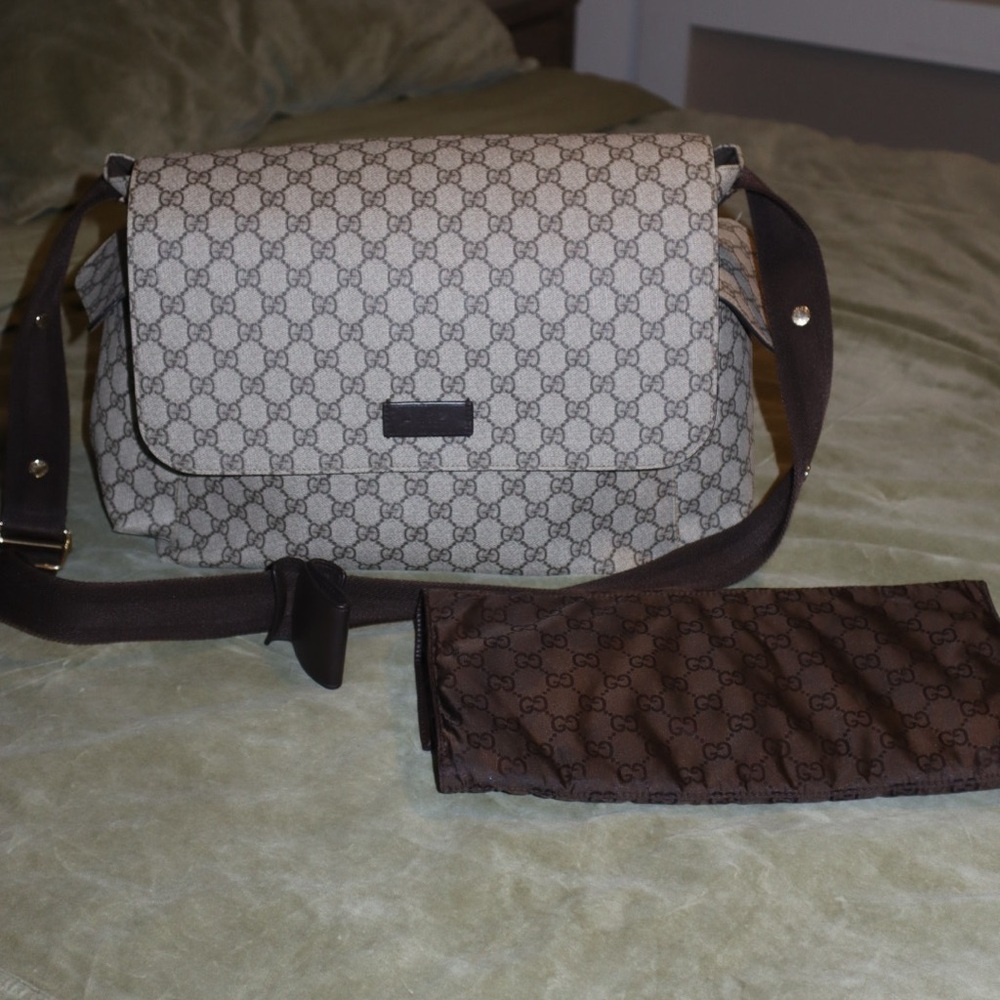 Gucci GG Supreme Medium Diaper Bag